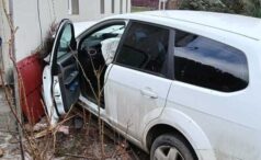 o-persoana-a-ajuns-la-spital-dupa-ce-un-autoturism-a-intrat-in-peretele-unei-case