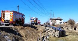 un-microbuz-cu-5-persoane-la-bord-s-a-rasturnat-in-afara-drumului