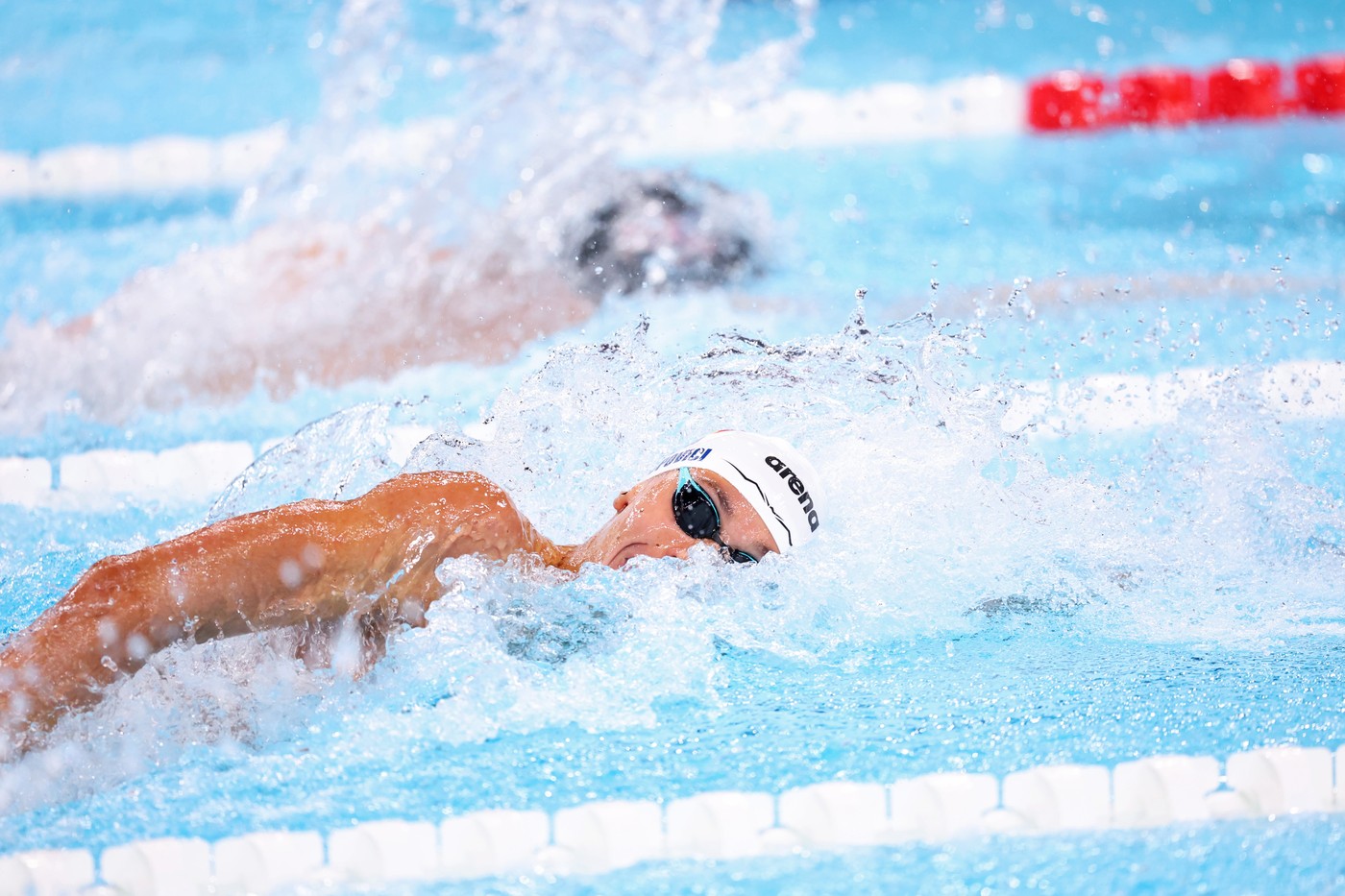 david-popovici-zboara-in-bazin.-imagini-spectaculoase-din-cantonamentul-efectuat-in-turcia