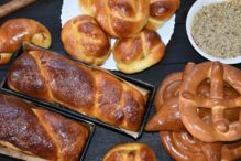 la-ce-preturi-se-vand-cozonacii-preparati-de-vedetele-de-televiziune:-platile-se-fac-in-avans