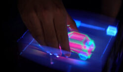 pentru-prima-data,-hologramele-3d-pot-fi-atinse-si-manipulate-exact-ca-in-filmele-sf