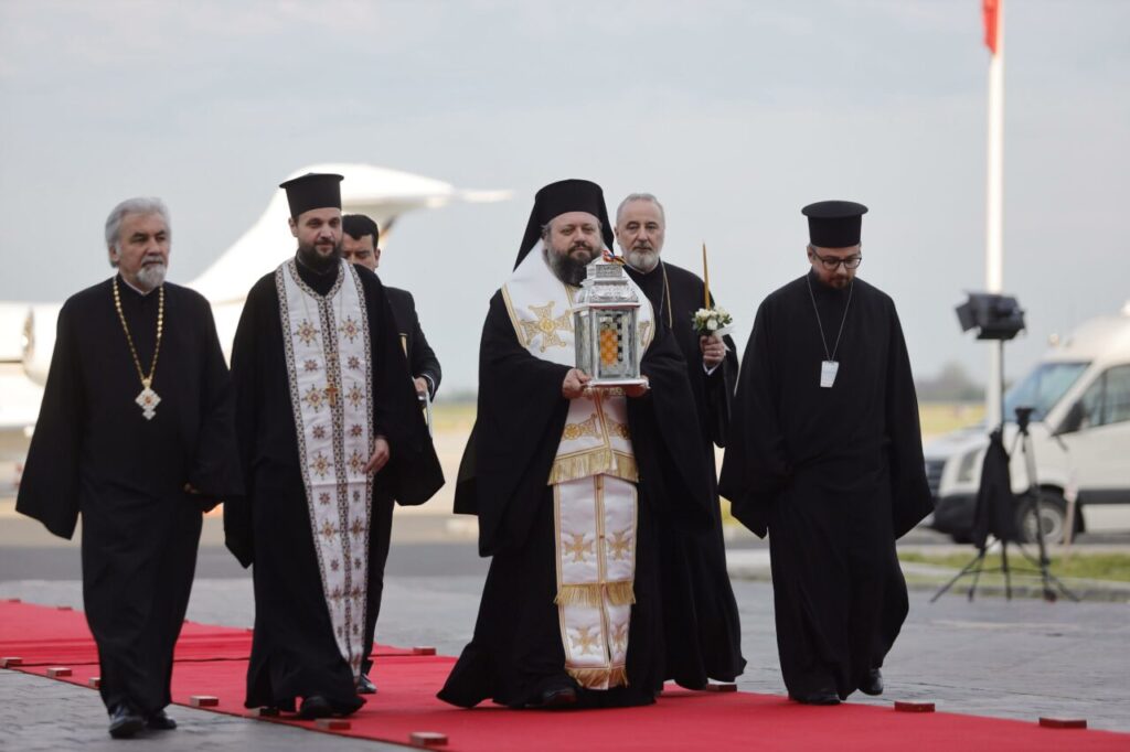 sfanta-lumina-a-ajuns-la-bucuresti.-lumina-va-fi-trimisa-in-toate-bisericile-din-romania