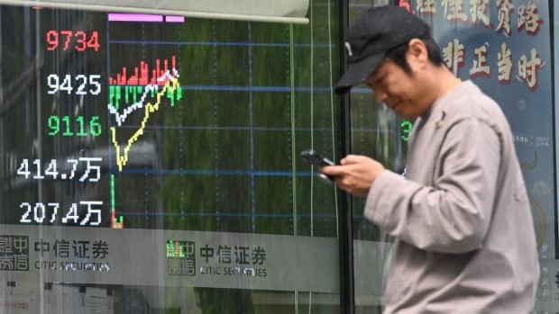 patriotii-chinezi-investesc-in-bursa-de-la-beijing-pentru-a-lupta-impotriva-tarifelor-americane