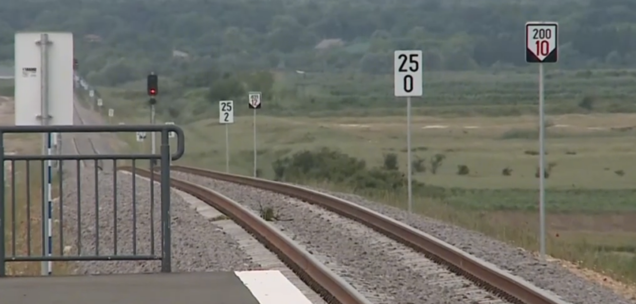 sot-si-sotie-spulberati-de-tren-in-timis.-motorul-masinii-a-murit-pe-sine