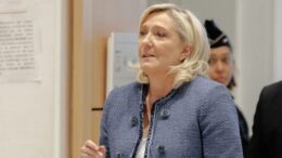 marine-le-pen-trece-la-ofensiva-dupa-5-ani-de-interdictie-si-il-imita-pe-donald-trump