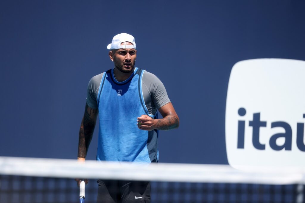 nebunul-kyrgios-a-facut-o-din-nou:-ia-steroizi,-nu-vitamine