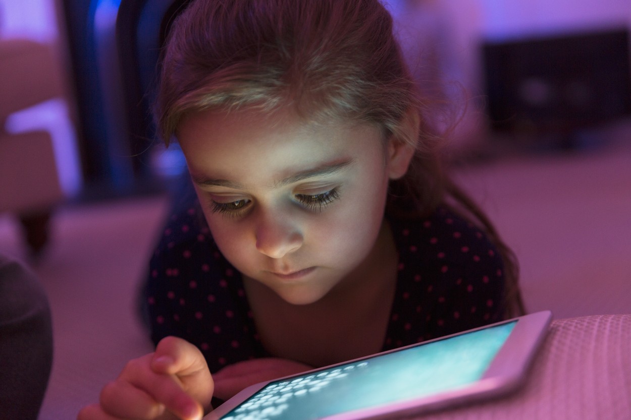 expunerea-copiilor-mici-la-ecrane-poate-afecta-dezvoltarea-creierului