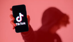 tiktok-recunoaste-ca-a-stocat-datele-europenilor-in-china,-dar-neaga-ca-le-a-dat-beijingului