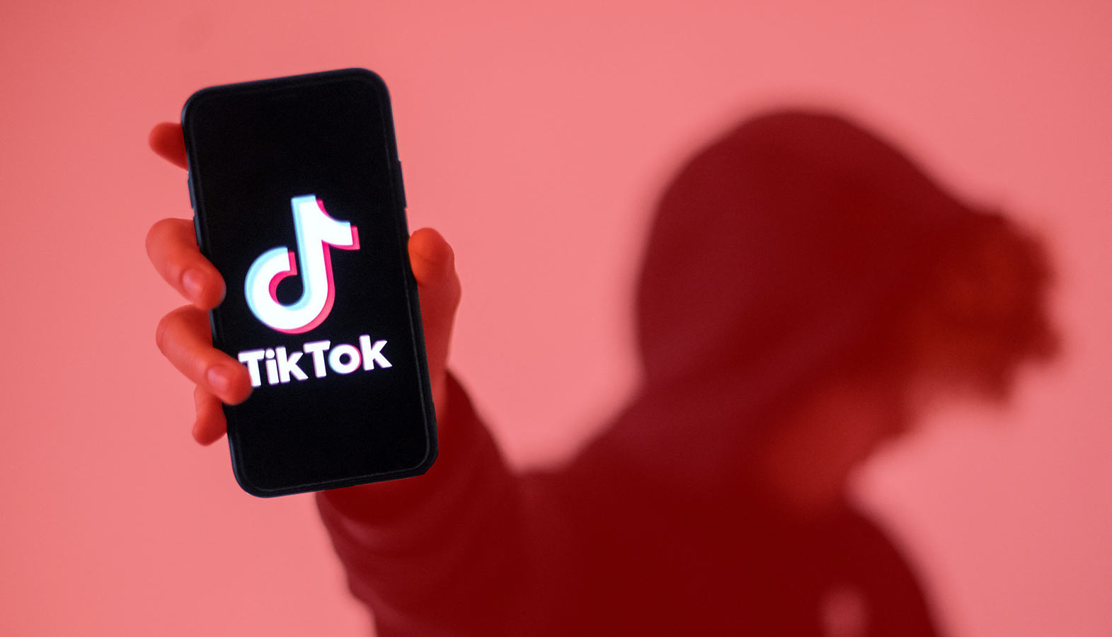 tiktok-recunoaste-ca-a-stocat-datele-europenilor-in-china,-dar-neaga-ca-le-a-dat-beijingului