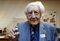 a-murit-paul-van-hoeydonck,-creatorul-primei-opere-de-arta-de-pe-luna