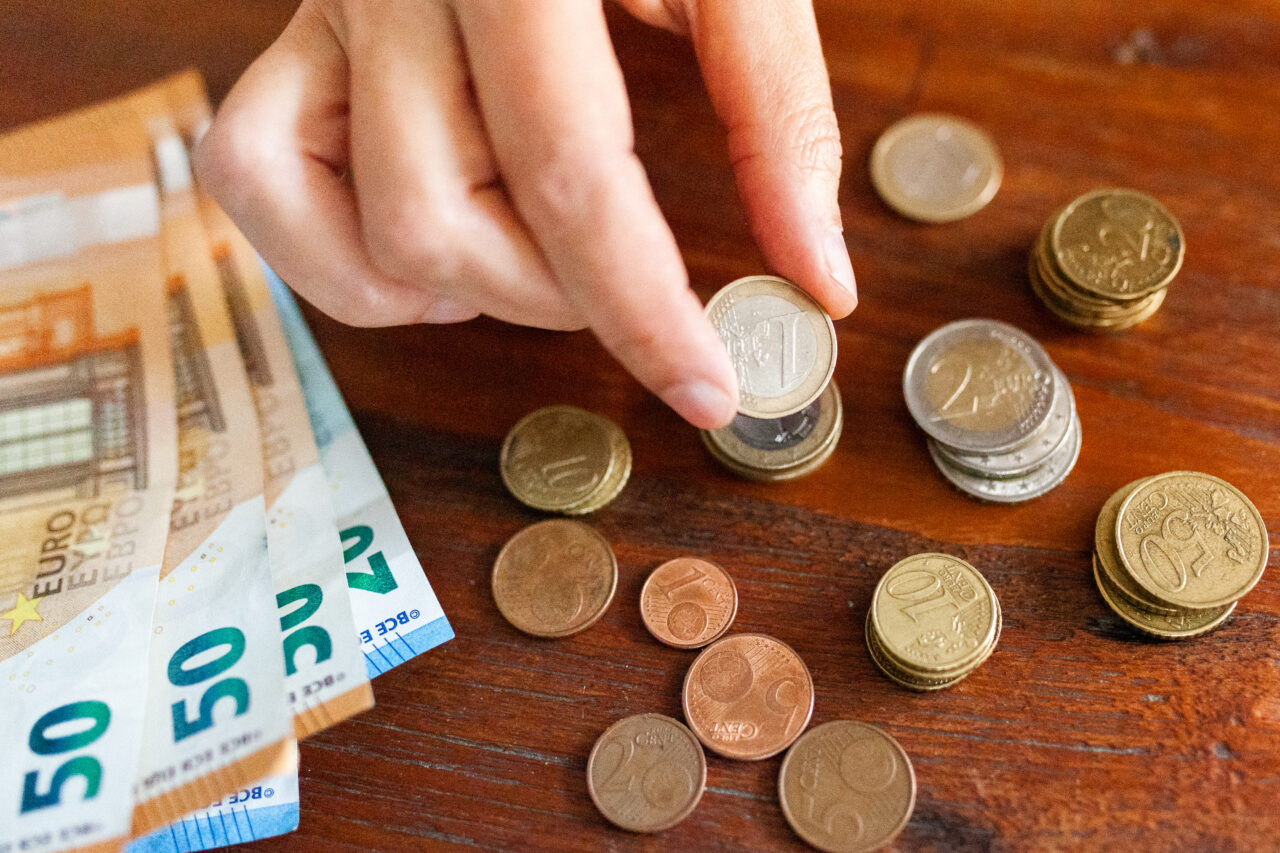 cursul-leu/euro,-un-nou-record-istoric.-moneda-europeana-a-sarit-de-5,1-lei