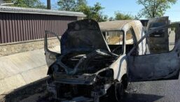 un-autoturism-a-fost-distrus-de-flacari-in-urma-unui-incendiu
