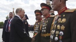 cine-e-generalul-nord-coreean-imbratisat-de-vladimir-putin-in-piata-rosie-din-moscova,-pe-9-mai