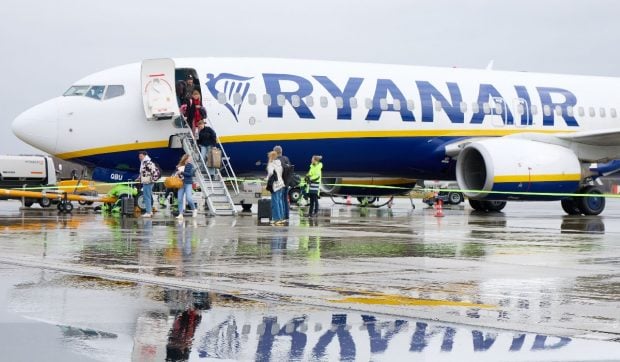 motivul-pentru-care-ryanair-le-cere-unor-stewardese-din-spania-sa-returneze-mii-de-euro