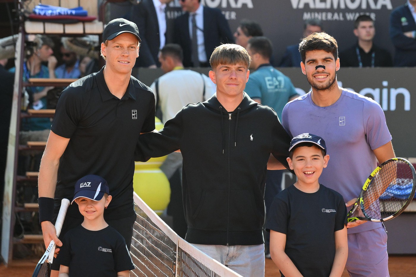 carlos-alcaraz-e-sincer:-nu-pot-avea-o-prietenie-prea-apropiata-cu-jannik-sinner