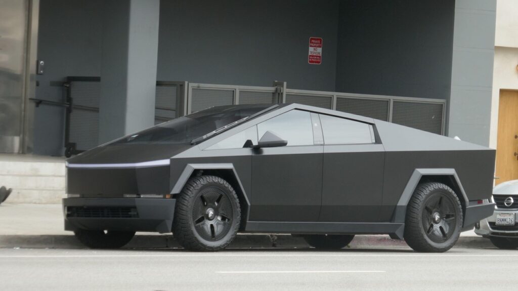 a-cumparat-un-cybertruck-nou-de-la-tesla,-dar-ce-a-descoperit-la-masina-e-de-necrezut