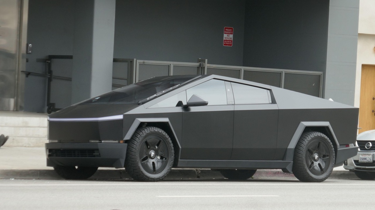 a-cumparat-un-cybertruck-nou-de-la-tesla,-dar-ce-a-descoperit-la-masina-e-de-necrezut