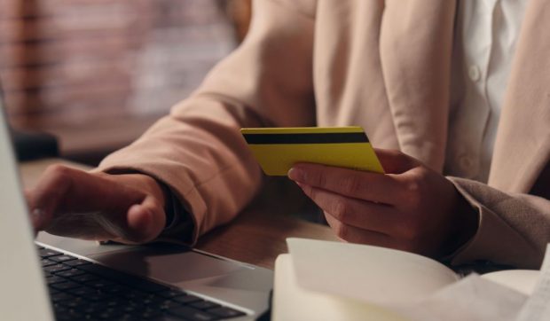 somatie-trimsa-unui-copil-de-8-ani-pentru-a-plati-cazarea-bunicului-sau-intr-un-azil