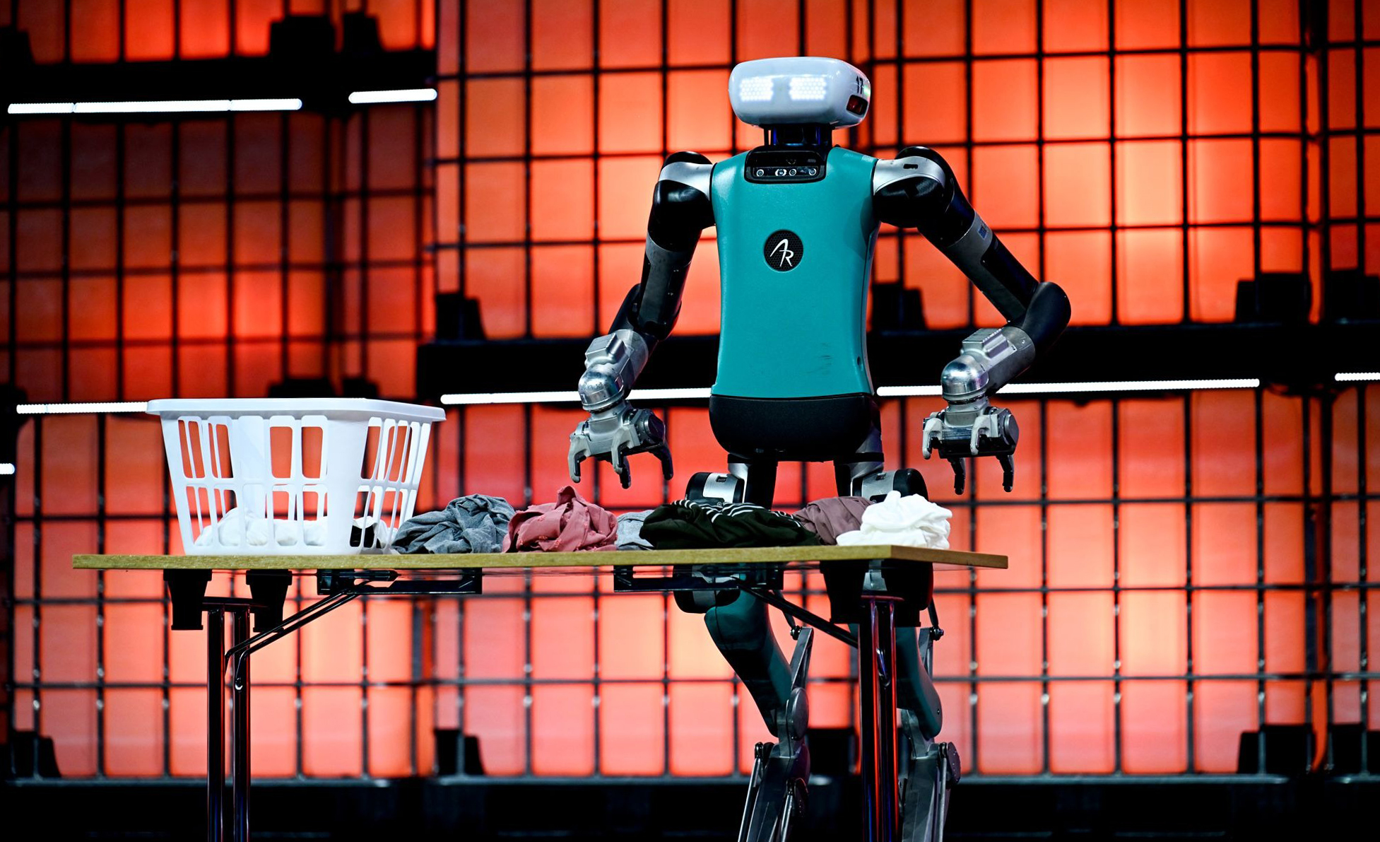 cursa-robotilor-umanoizi:-cine-va-castiga-lupta-pentru-viitorul-muncii-si-al-caselor-noastre