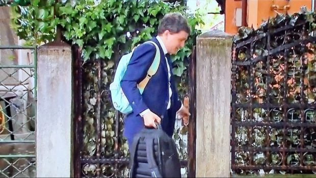 nicusor-dan-a-iesit-din-casa-cu-ghiozdanul-copiilor,-in-ziua-in-care-devine-presedintele-romaniei