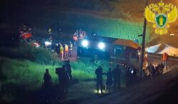 momentul-in-care-un-pod-din-rusia-se-prabuseste-peste-calea-ferata