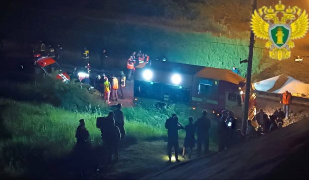 momentul-in-care-un-pod-din-rusia-se-prabuseste-peste-calea-ferata