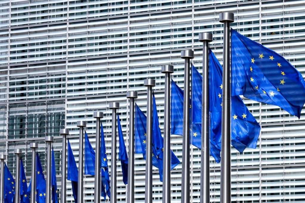 ue-continua-consultarile-comerciale-cu-statele-unite,-dar-ameninta-cu-riposte-la-taxele-lui-trump