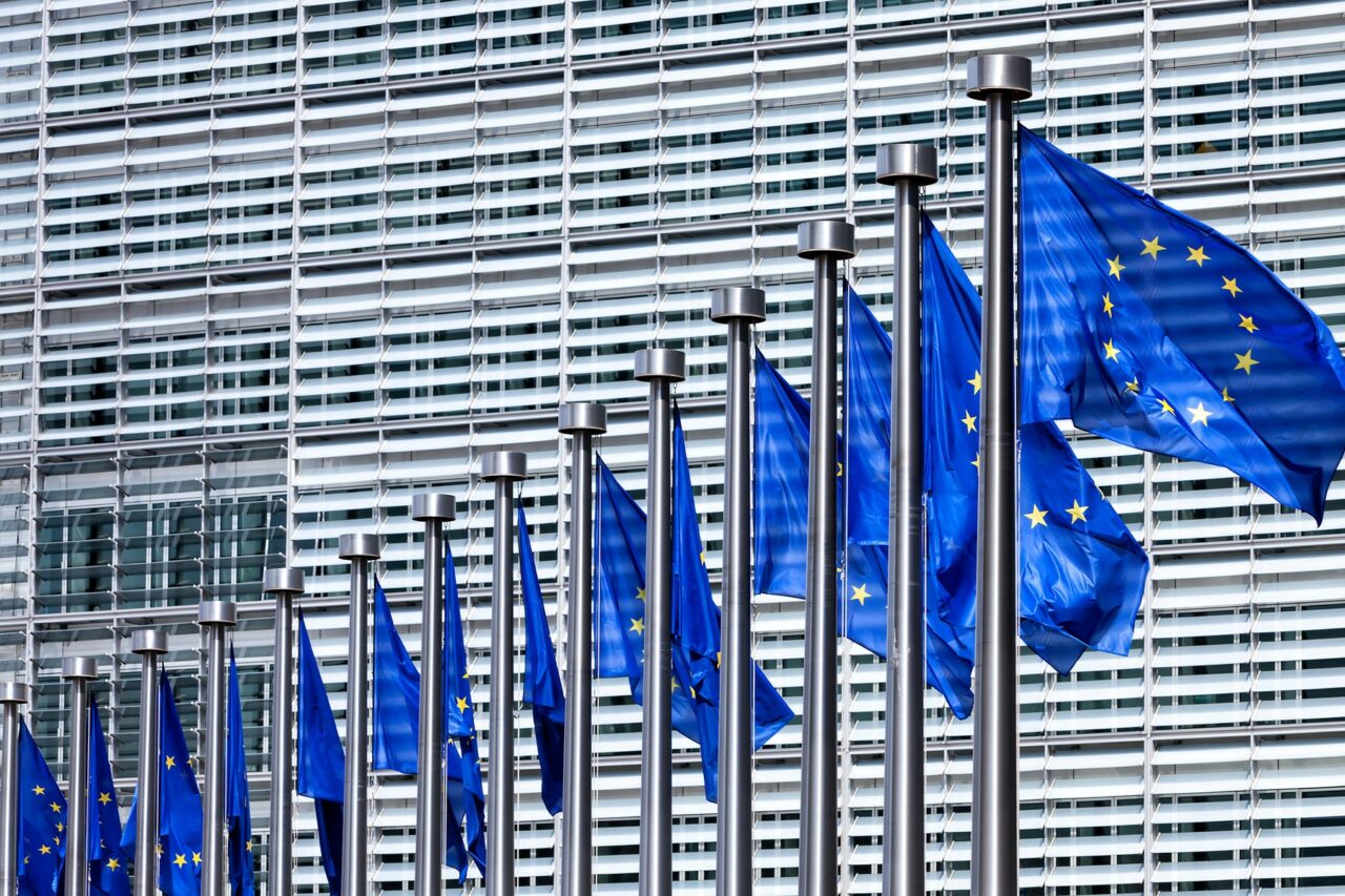 ue-continua-consultarile-comerciale-cu-statele-unite,-dar-ameninta-cu-riposte-la-taxele-lui-trump