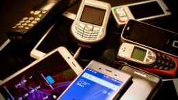 unde-poti-recicla-un-telefon-mobil-vechi-si-de-ce-e-mai-valoros-decat-crezi