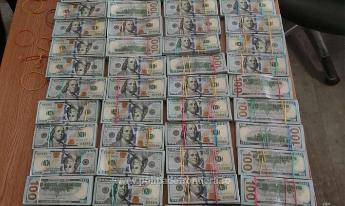 cuplu-oprit-la-intrarea-in-romania-cu-1,4-milioane-de-dolari-ascunsi-pe-corp!
