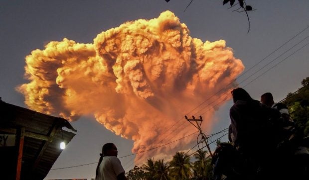 vulcanul-lewotobi-laki-laki-a-erupt,-aruncand-in-aer-un-nor-de-cenusa-de-11-km