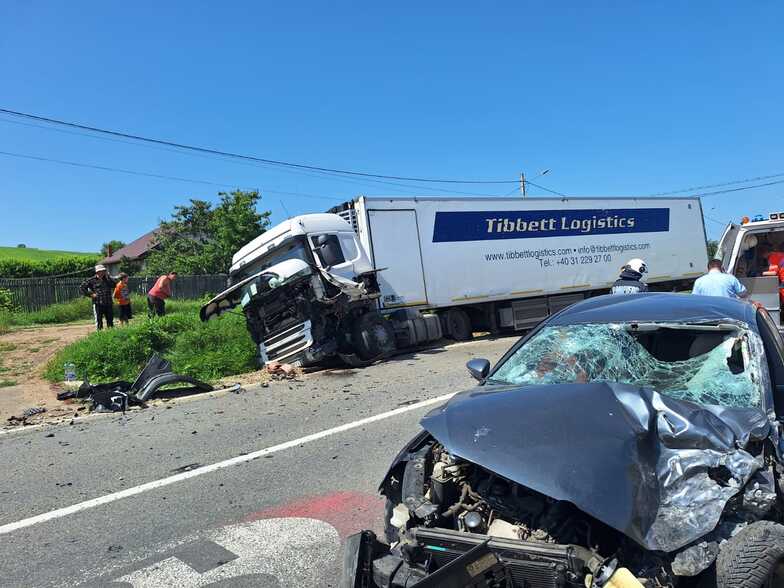 accident-grav-intre-un-autoturism-si-un-tir-cinci-persoane-ranite-si-transportate-la-spital
