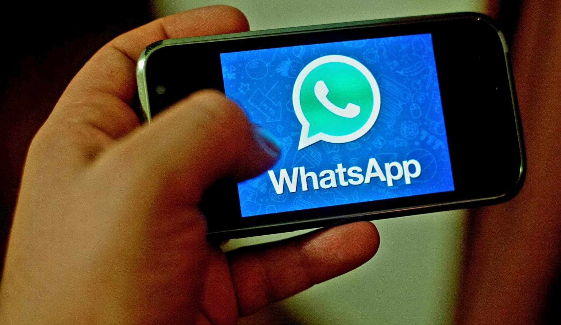 whatsapp-se-schimba-radical,-dar-utilizatorii-europeni-vor-fi-scutiti-deocamdata