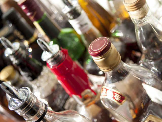 alcoolul-ar-trebui-sa-aiba-etichete-care-avertizeaza-asupra-riscului-de-cancer,-spun-specialistii