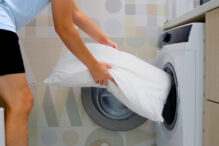 cum-speli-corect-pernele-la-masina-de-spalat.-doar-asa-isi-vor-mentine-forma-si-volumul