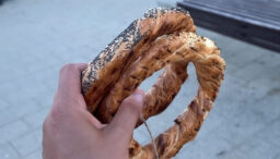 cat-a-platit-alexandru-din-bucuresti-pentru-2-covrigi-in-mamaia:-„mama,-cum-se-duc-banii-de-pe-card!”