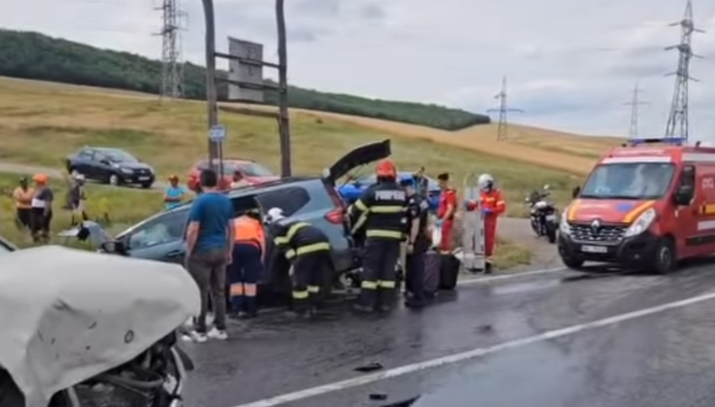 accident-grav-pe-dn24:-cinci-persoane,-dintre-care-doi-copii,-au-ajuns-la-spital