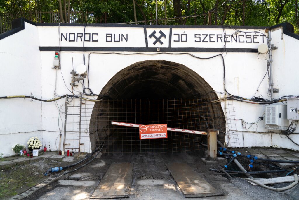 ministrul-economiei:-a-doua-zi,-dupa-tragedia-de-la-praid,-directorului-salrom-i-s-a-marit-salariul