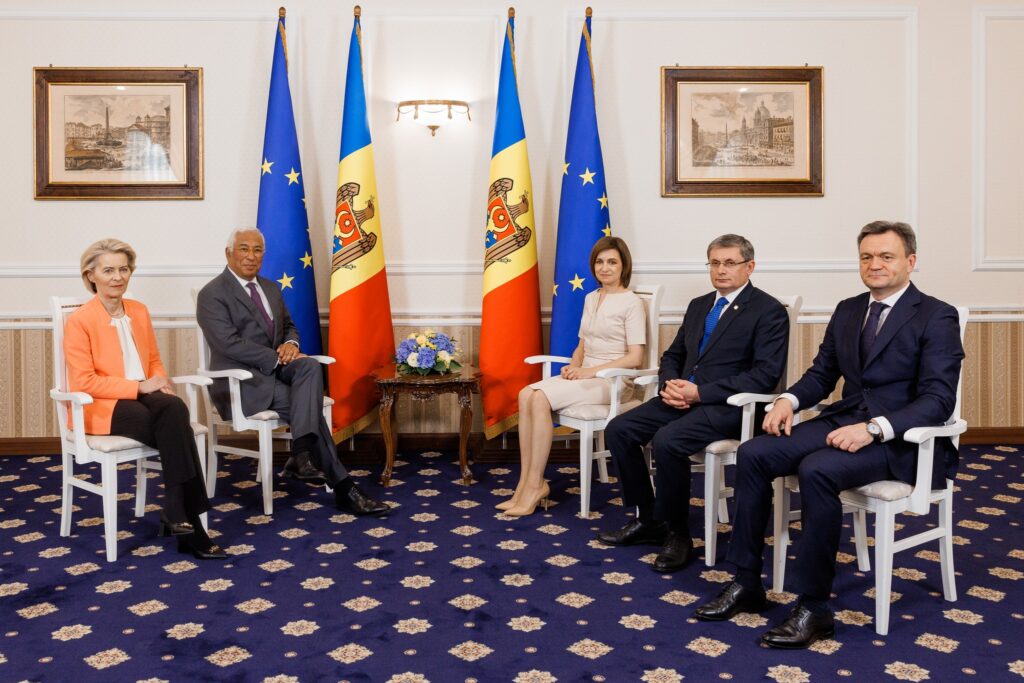 primul-summit-moldovaue,-la-chisinau.-discutii-privind-aderarea-si-cooperarea-bilaterala