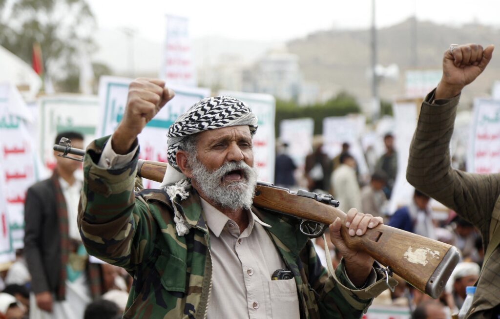 rebelii-houthi-au-revendicat-atacul-asupra-navei-comerciale-care-se-scufunda-in-marea-rosie