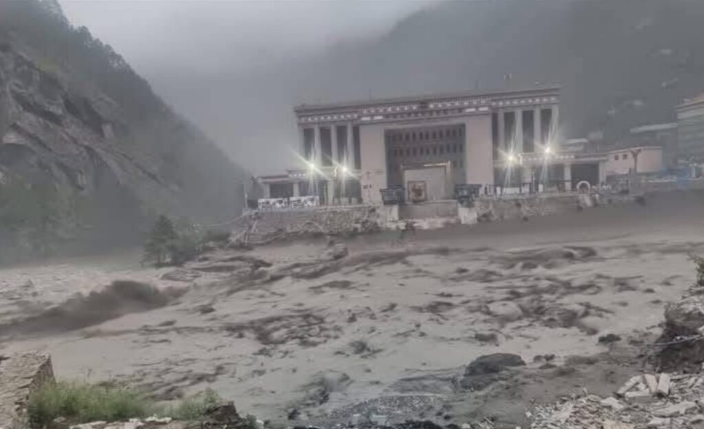 principalul-pod-care-lega-nepal-de-china,-distrus-de-inundatii.-cel-putin-18-persoane-disparute