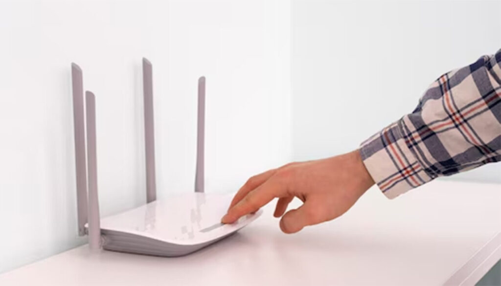 butonul-periculos-din-spatele-oricarui-router-wi-fi.-ce-se-intampla-daca-il-atingi