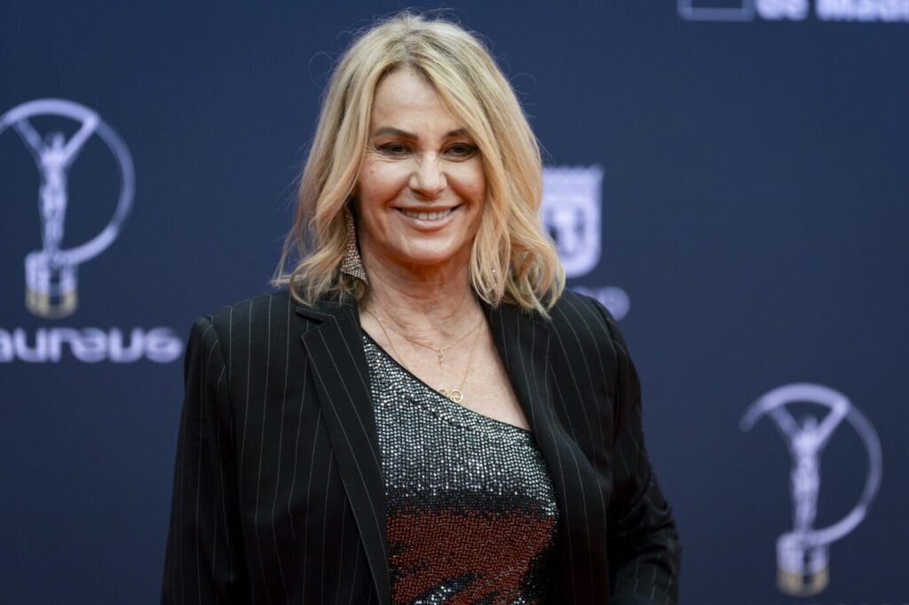 nicusor-dan-a-semnat-legea-cu-dedicatie-pentru-nadia-comaneci