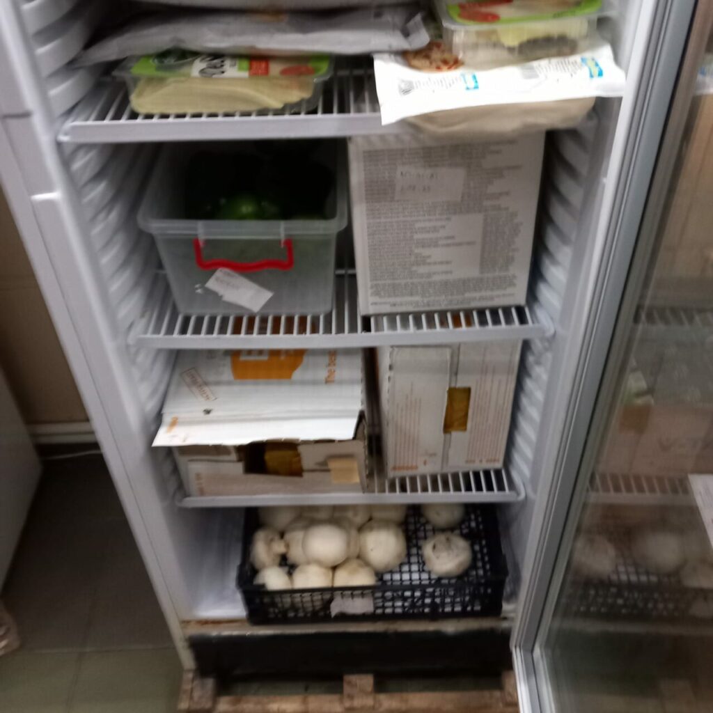 anpc-a-gasit-paste-fainoase-cu-viermi,-intr-un-kaufland-din-tulcea