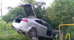 la-un-pas-de-tragedie-in-pascani:-masina-proiectata-intr-o-curte,-la-20-cm-de-o-conducta-de-gaz