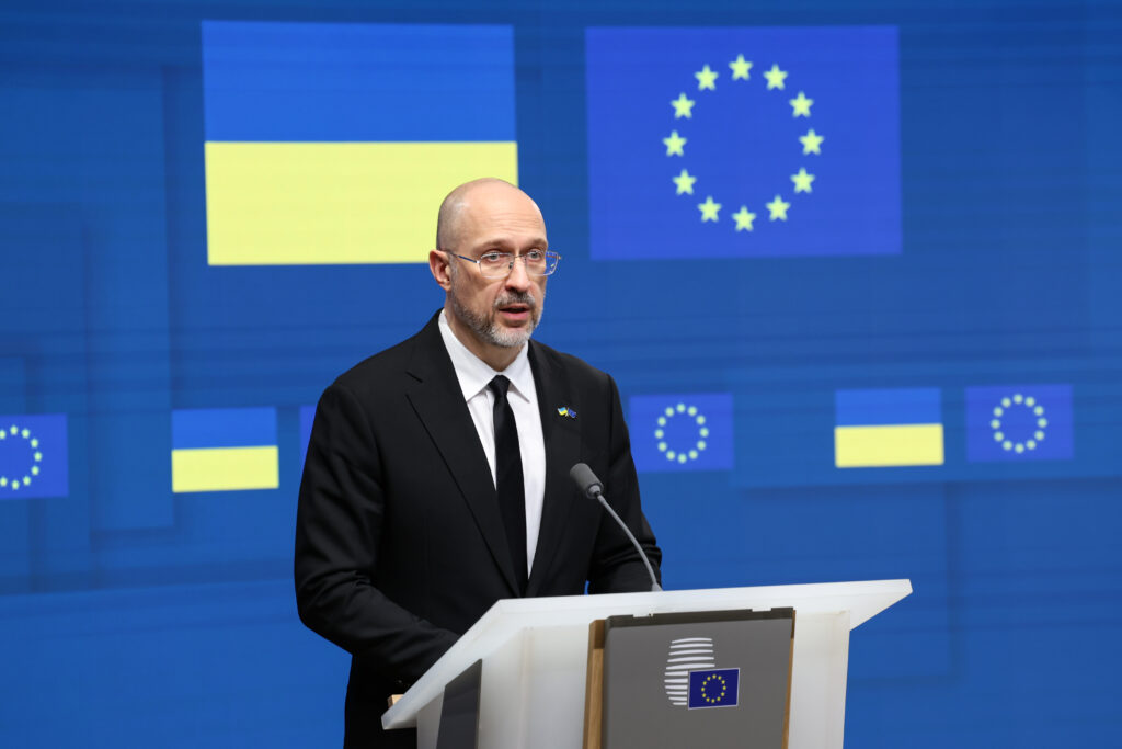 premierul-ucrainei-si-a-dat-demisia.-smihal-ar-urma-sa-preia-ministerul-apararii