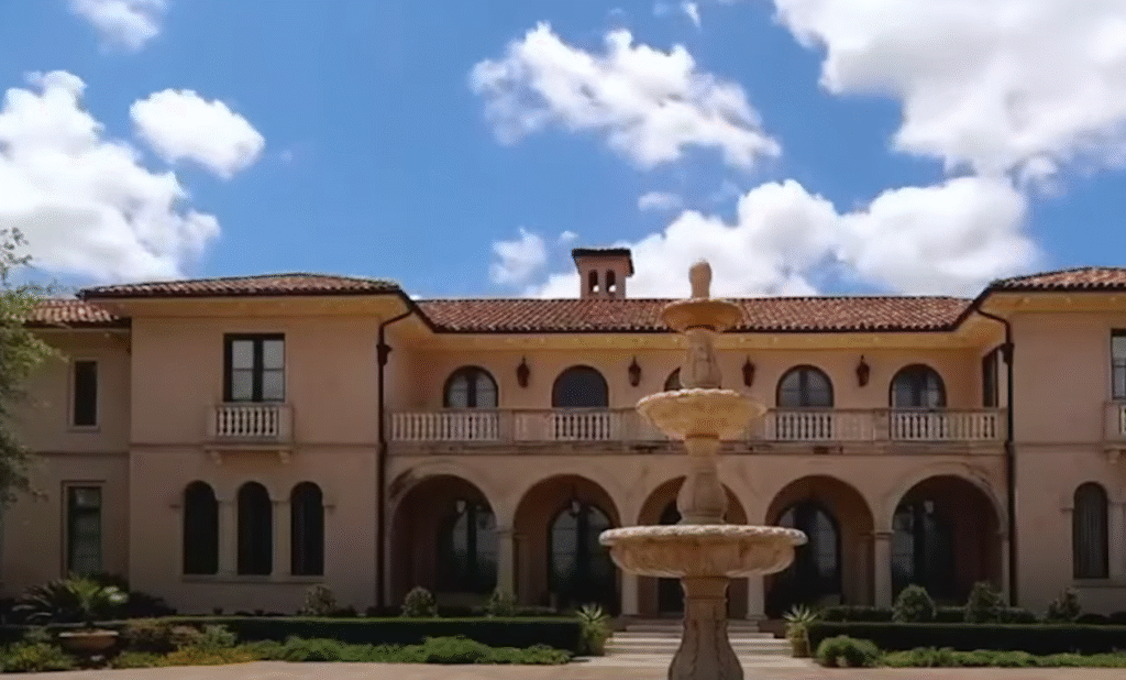 si-a-scos-conacul-la-vanzare-cu-16,5-milioane-de-dolari.-are-6-dormitoare,-5-bai-si-8-piscine