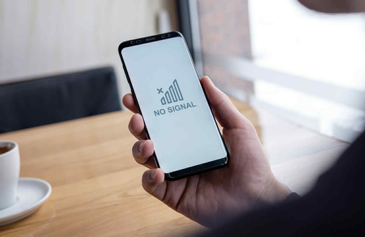 cadere-de-retele-mobile-in-marea-britanie:-milioane-de-oameni-fara-semnal,-fara-raspunsuri