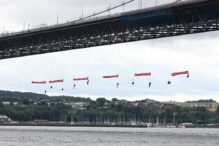 protest-inedit-greenpeace:-activistii-s-au-suspendat-de-un-pod,-blocand-traficul-naval