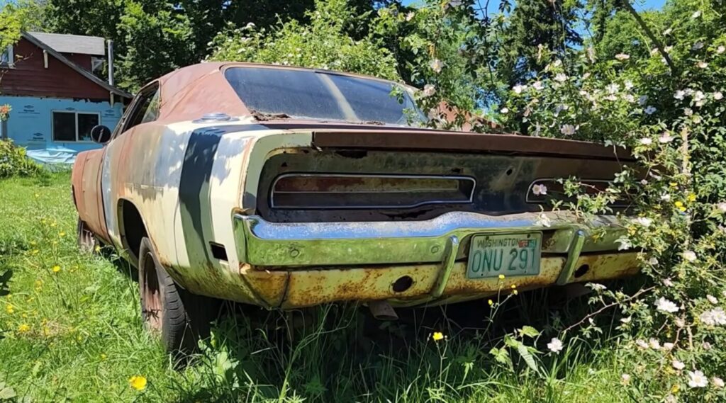 cum-arata-o-masina-care-e-spalata-prima-data-dupa-34-de-ani-in-care-a-fost-uitata-intr-o-ferma
